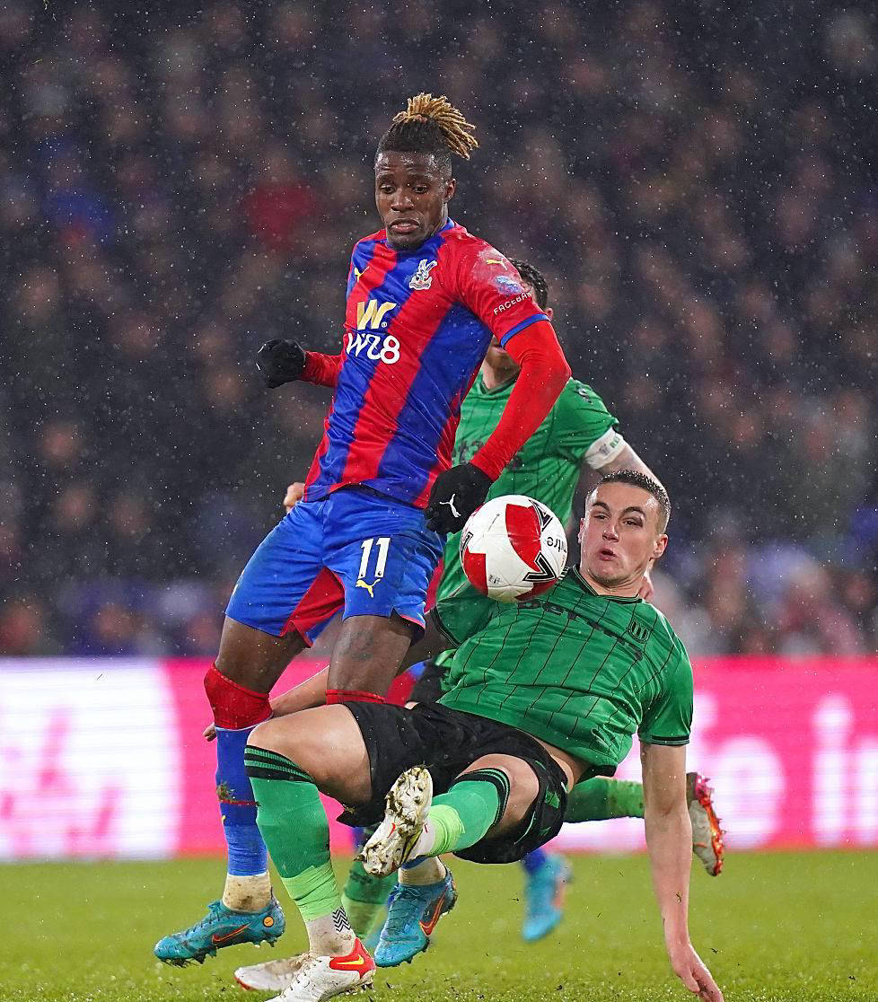 关于狼队主场逼平埃弗顿，难分难解的信息