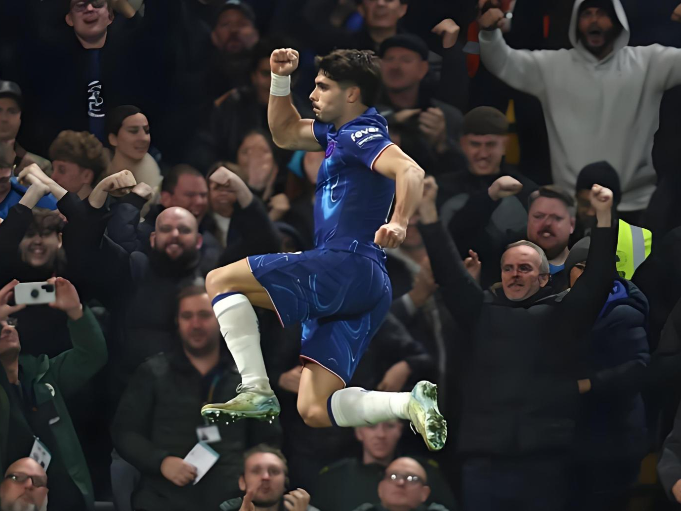 关于西汉姆联三球完胜，稳固中游地位的信息