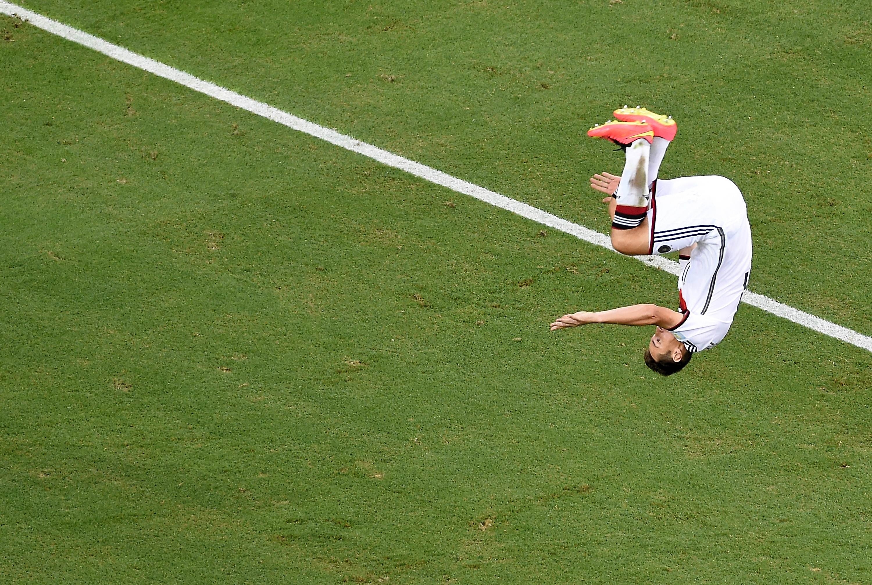 足球赛场上的精彩瞬间值得回味的简单介绍