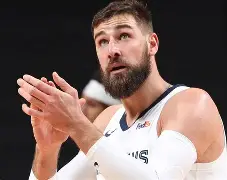 关于灰熊队后卫捷特里斯今晚终极表演的信息