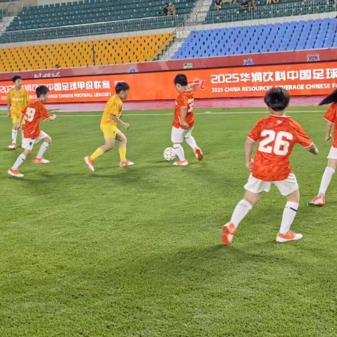 爱游戏体育-关于足球联赛赛场纷飞，球队角逐之时展现实力的信息