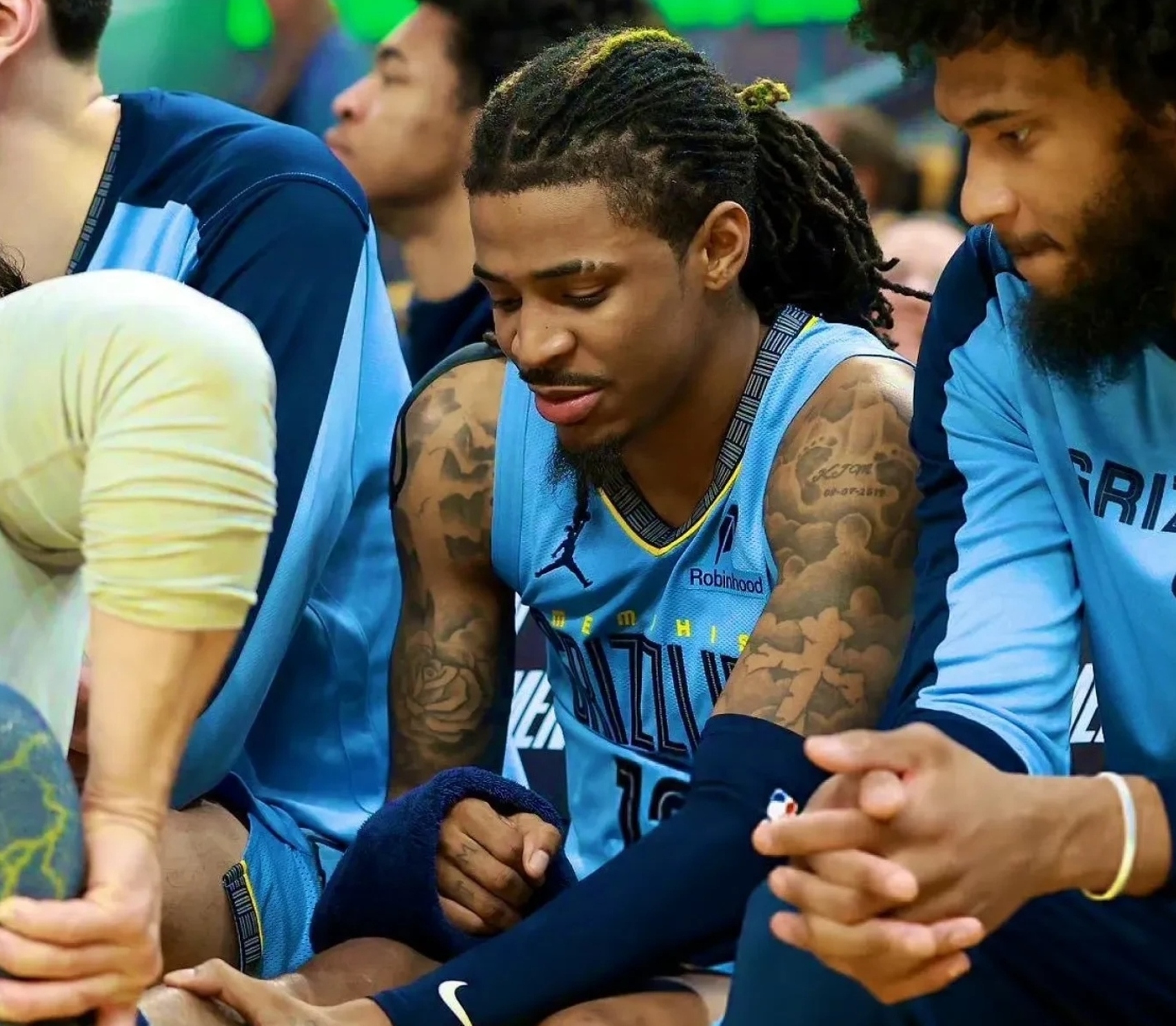 包含灰熊队客场挽回两连败，新援发挥亮眼助球队取胜的词条