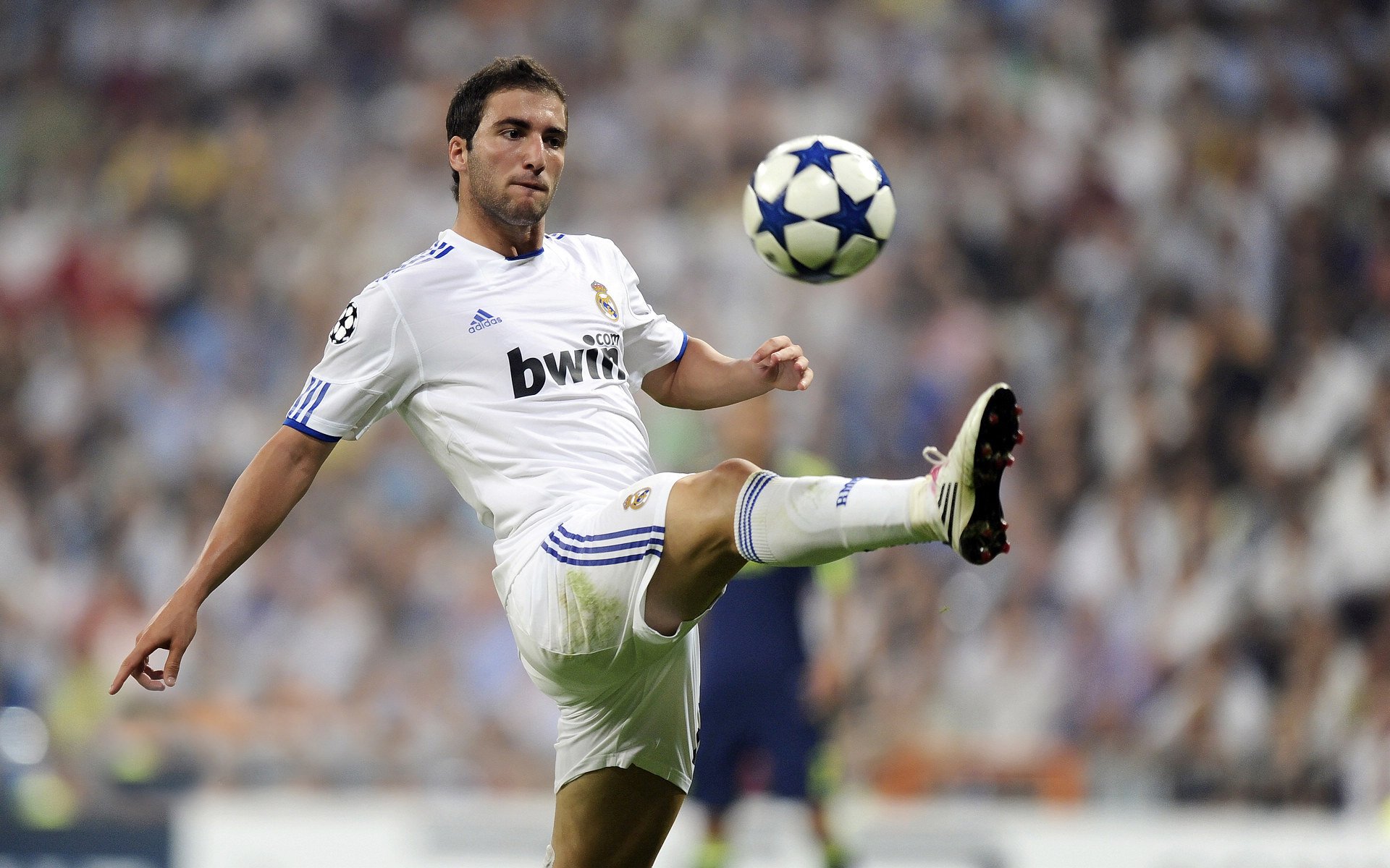 爱游戏APP-跨界传奇，当太阳击败猛龙，西亚卡姆在英超赛场接管冠军争夺战